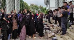 BREAKING NEWS Protes Kiriman Sampah dari Tangsel, Warga Pandeglang Buang Sampah ke Kantor Bupati