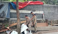 Satpol PP Cimahi Copot Paksa Puluhan Reklame Ilegal, Bikin Kota Tak Estetik