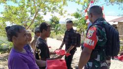 Semarak HUT RI ke-80, Jurnalis dan Babinsa Ganti Bendera Kusam Warga Perbatasan RI–RDTL