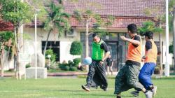 Wartawan Vs Polisi di Jombang Sepak Bola Pakai Sarung, Penonton Riuh