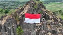Hizbul Wathan UMS Kibarkan Bendera Merah Putih Raksasa di Gunung Sepikul Sambut HUT ke-80 RI