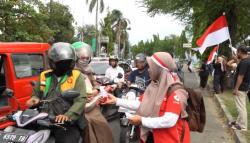 Sambut HUT ke-80 RI, IJTI Cilegon Bagi-bagi Bendera Gratis demi Kobarkan Semangat Merah Putih