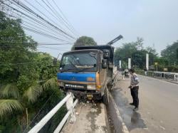 Sopir Truk Tronton Ngantuk Tabrak Jembatan di Gunung Putri Bogor, Satu Orang Terluka