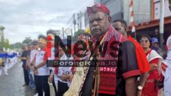 Gubernur Elisa Kambu Pimpin Karnaval Budaya, Kobarkan Semangat Persatuan di Tanah Papua