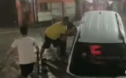 Banjir di Depok Bikin Celaka, Mobil dan Penumpang Terperesok ke Kali