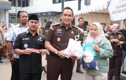 Bantu Kendalikan Inflasi, Kejaksaan Kabupaten Bekasi Gelar Pasar Murah UMKM