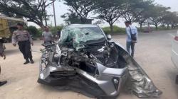 Laka Adu Banteng Truk vs Minibus di Jalur Pantura Tuban, Sopir Minibus Terjepit