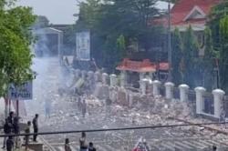 BREAKING NEWS Demo Pati, Massa Jebol Pintu Pagar Besi Kantor Bupati Pati, Polisi Langsung Bereaksi