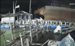 Tongkang Hanyut Hantam Rumah di Pesisir Batam, Warga Berhamburan