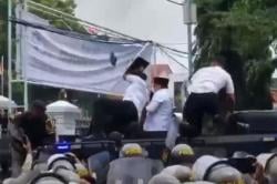 Demo Pati Kian Memanas, Bupati Sudewo Dilempari Botol oleh Massa Pendemo