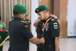 Perwira Kodim 1805 Raja Ampat Raih Lulusan Terbaik Diklapa Zeni 2025 di Pusdikzi Bogor