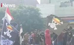 Aksi Demo Ribuan Warga Pati : Merah Putih Berpadu Bendera One Piece Tuntut Mundurnya Sudewo