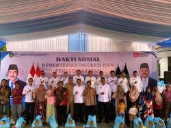 Kementerian Imigrasi dan Pemasyarakatan Salurkan 2.000 Paket Sembako di Karawang