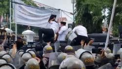 Dilempari Botol dan Sandal, Bupati Pati Sudewo Dipaksa Mundur di Tengah Aksi Ricuh
