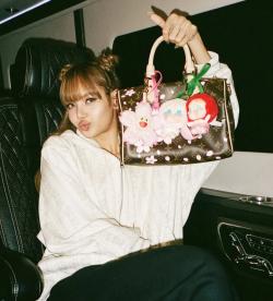 Lisa BLACKPINK Koleksi Boneka Crybaby, Tren Baru Setelah Viral Labubu?