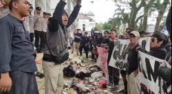 Ratusan Warga Pandeglang Kirim Sampah ke Kantor Bupati, 3 Pejabat Dipecat karena Pengelolaan Buruk