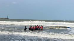 Perahu Pencari Benur Terbalik di Muara PPS Cilacap, Dua ABK Selamat