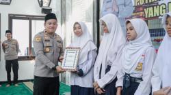 Peduli Pendidikan, Kapolres Jombang Serahkan Beasiswa Kepada 30 Putra-putri Berprestasi