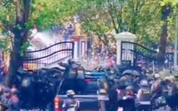 Heboh! Demo di Pati Berujung Ricuh, Pagar Kantor Bupati Roboh, Polisi Tembakan Gas Air Mata