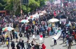 BREAKING NEWS Demo Pati Rusuh, Pagar Kantor Bupati Roboh, Polisi Tembakan Gas Air Mata