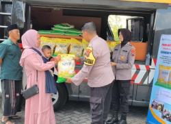 Stabilkan Harga Beras dan Bantu Biaya Ekonomi Warga, Polres Probolinggo Gelar Pasar Murah