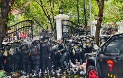 Eskalasi Demo Pati Kian Memanas, Pasukan Brimob Turun Kendalikan Pengamanan