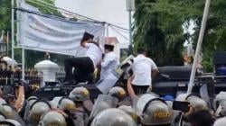 Ricuh! Bupati Pati Dilempari Massa Saat Sampaikan Permohonan Maaf dari Atas Barracuda