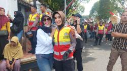 Ahai, Massa Pendemo Bupati Pati Asyik Foto Selfie Bareng Polwan Cantik