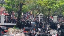 Demo Pati Memanas, Massa Aksi Melempari Petugas