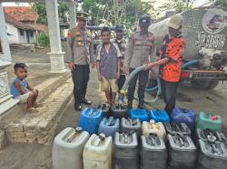 Kolaborasi BPBD dan Polres Probolinggo, Distribusikan Air Bersih di Wilayah Terdampak Kekeringan