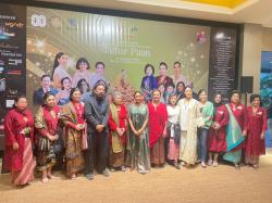 Happy Salma dan Christine Hakim Ramaikan Panggung Amal Tutur Puan