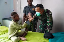 Luar Biasa TNI Gelar Operasi Bibir Sumbing Gratis di Papua, Pasien Dijemput Pakai Helikopter