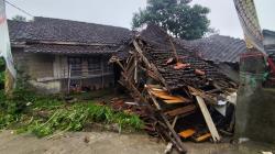 Rumah Lansia Roboh Akibat Hujan, Pemkab Garut Didesak Bergerak Cepat