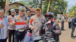 Sambut HUT RI ke-80, Polres Subang Bagikan Bendera Merah Putih kepada Pengguna Jalan