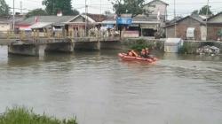 Remaja Tenggelam Saat Berenang di Kali Balonggandu Karawang, Basarnas Masih Lakukan Pencarian