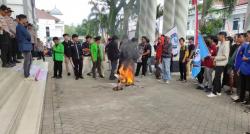 Mahasiswa Pandeglang Bakar Ban di Depan Kantor Bupati, Desak Batalkan Kerja Sama Kiriman Sampah