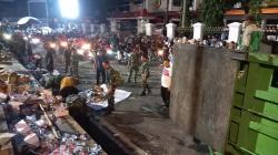 Prajurit TNI Bergotong Royong Bersihkan Sisa-sisa Sampah Berserakan usai Amankan Demo di Pati