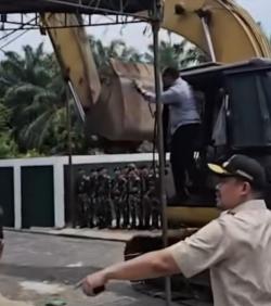 Nyaris Terkena Lemparan Batu, Bobby Nasution Tetap Pimpin Pembongkaran Diskotek Ilegal