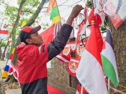 Pedagang Bendera di Soreang Keluhkan Sepinya Pembeli, Tersisih Tren One Piece