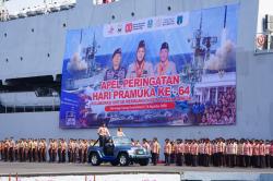 Hari Pramuka ke-64, Ribuan Siswa Pasang 1.500 Bendera Merah Putih di Dermaga Koarmada II