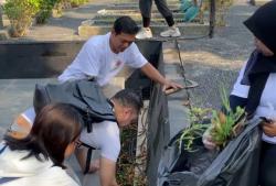 Doa Sunyi di Antara Nisan Pejuang, Hotelier Bersihkan Makam Pahlawan