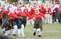 Tawa Pecah di Korem Lilawangsa, Ibu-Ibu Kepruk Guling dan Futsal Sarung Warnai 17 Agustus