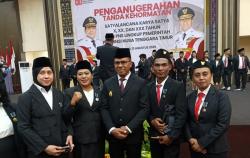 Harusnya Resmi, Jadi Haru: Wagub NTT Hormati Foto Guru di Tangan Seorang ASN