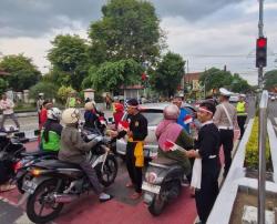 Aksi Simpatik di Sragen: Bendera, Bunga, dan Pesan Tertib Lalu Lintas Sambut HUT RI ke-80