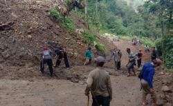 Longsor Terus Ancam Jalan Desa, Pemdes Batulawang Pasang Bronjong Darurat di Ciparaja