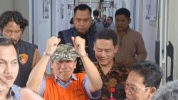 Keluar dari Kantor Kajari Semarang Bambang Raya Angkat Tangannya yang Diborgol