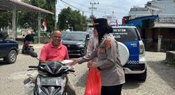 Aksi Manis dan Humanis Polwan Bagikan 40 Kotak Nasi untuk Lansia di Pasar Meureudu