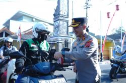 Jelang HUT RI ke-80, Kapolres Purwakarta Bagikan Bendera Merah Putih ke Pengendara