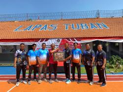 Semangat HUT RI Ke-80, Lapas Tuban Bersama Awak Media Tuban Gelar Jalan Sehat dan Volli