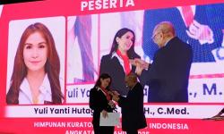 Kisah Yuli Hutagaol: Mengubah Pengalaman Pahit Keluarga Menjadi Profesi Kurator Profesional